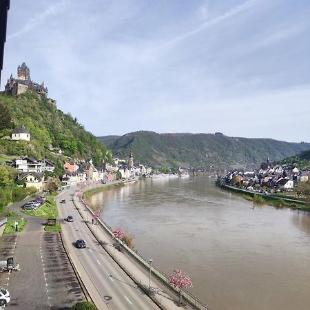 Panorama Oase Ferienwohnung Mit Blick Auf Mosel Und Reichsburg Cochem Exterior photo